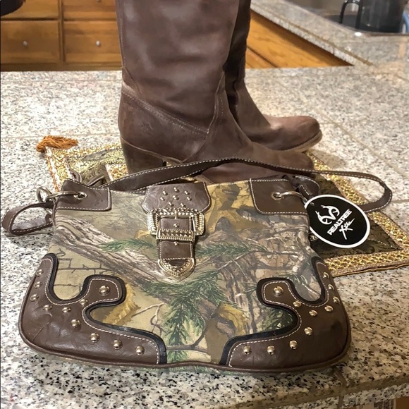 Realtree Handbags - NWT Realtree camo Crossbody bag